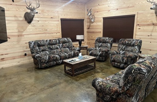 Moscow Cabin | 4 bedroom cabin in gated hunting property-5 minutes from Saracen Casino