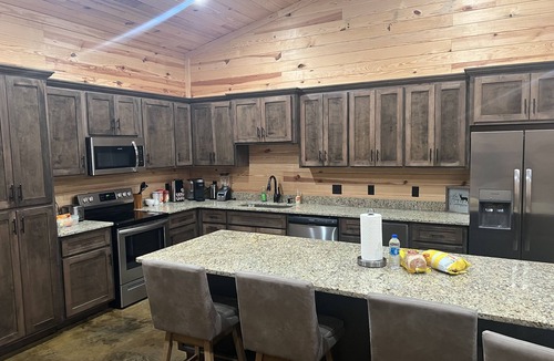 Moscow Cabin | 4 bedroom cabin in gated hunting property-5 minutes from Saracen Casino