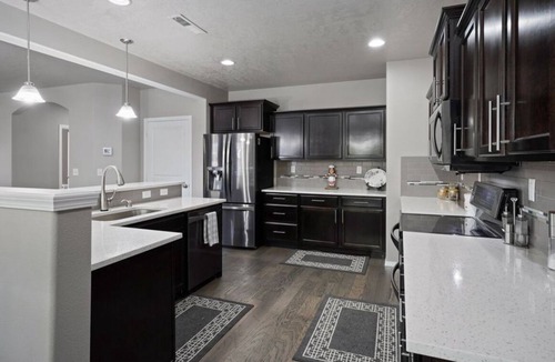 Larkspur House | 4-bedroom house in beautiful Bend with cool AC & king bed, 30 day minimum