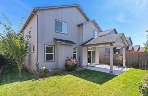 Larkspur House | 4-bedroom house in beautiful Bend with cool AC & king bed, 30 day minimum