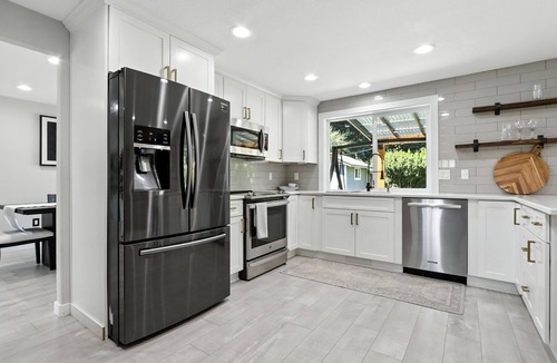 Five Corners House | 4-bedroom house in central Vancouver with WiFi, AC. King bed.