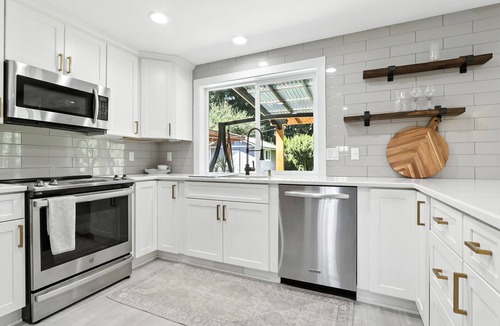 Five Corners House | 4-bedroom house in central Vancouver with WiFi, AC. King bed.