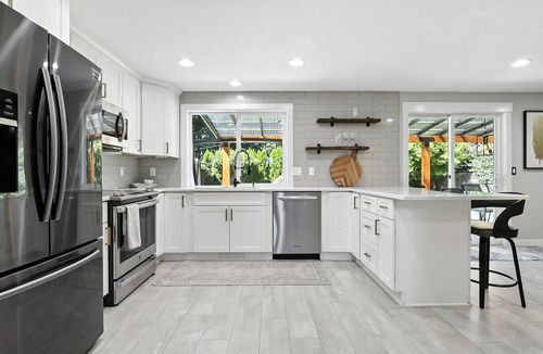Five Corners House | 4-bedroom house in central Vancouver with WiFi, AC. King bed.