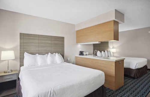Blue Springs Hotel | 4 Inviting Suites Near Grain Valley Water Tower – Only 5 Miles Away