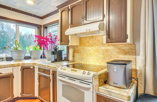 Sandy Apartment | 4 Mi to Sandy, Oregon: Studio w/Mtn View