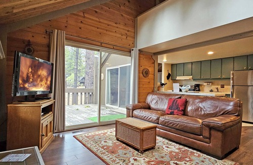 Overlook Park Condo | 4 Pole House-Sunriver, Oregon: BBQ, WiFi, SHARC Aquatics, Tubing Hill, Mt. Bachelor, Golf, Deschutes River, Tennis, Bike Paths