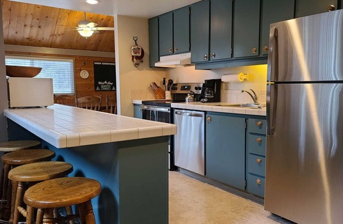 Overlook Park Condo | 4 Pole House-Sunriver, Oregon: BBQ, WiFi, SHARC Aquatics, Tubing Hill, Mt. Bachelor, Golf, Deschutes River, Tennis, Bike Paths