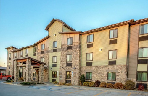 Bismarck Hotel | 4-Room Offering Comfort Near Bismarck’s Must-See Landmarks
