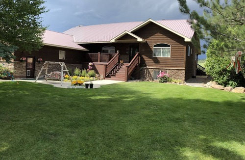 Ashton Cabin | 40 min from YNP! 18 Beds! New Bedding! Lots of parking! Sleeps 30+