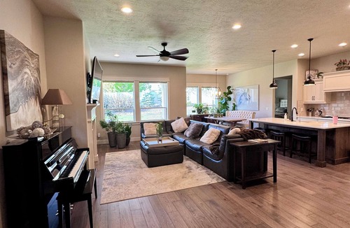Meridian House | 4BD 3BA Home in Quiet Community. Clean & Spacious. Pet-Friendly, Gated Yard.