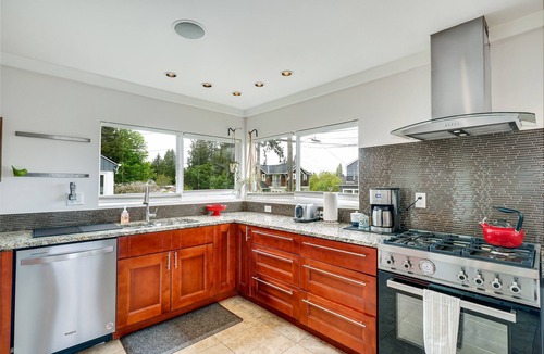 Seattle Metro Area House | 4bd w/Lake Views and Chef's Kitchen