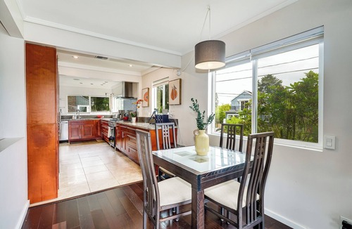 Seattle Metro Area House | 4bd w/Lake Views and Chef's Kitchen