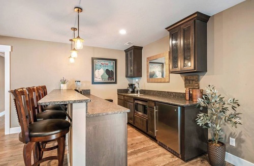 Garden District House | 4BR Retreat Near Downtown | 2 Kitchens Sleeps 11