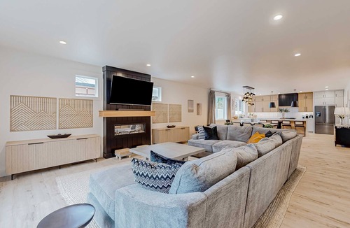 Coeur d'Alene House | 4BR Walkable Home w Hot Tub, Downtown CDA