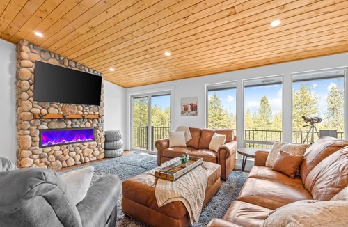 Post Falls Cabin | 5-Acre Cabin. 1 Min to River Access & Downtown Post Falls. Near CDA