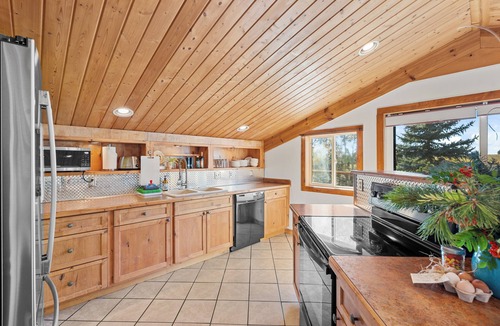 Belgrade House | 5 acres - Ponds - Trees - Views
