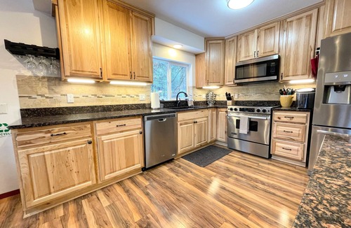 Sunriver House | ★5 Bedroom-4200sf Retreat- Near SHARC & Village - A/C - Hot Tub - SHARC passes ★