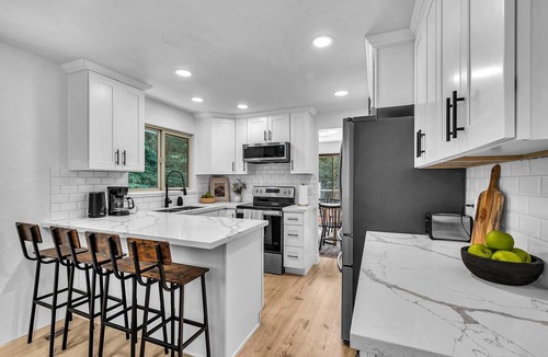 Boring House | 5-bedroom 8-bed house in Boring Oregon, WiFi, AC, Hot tub