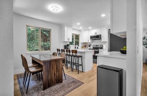 Boring House | 5-bedroom 8-bed house in Boring Oregon, WiFi, AC, Hot tub