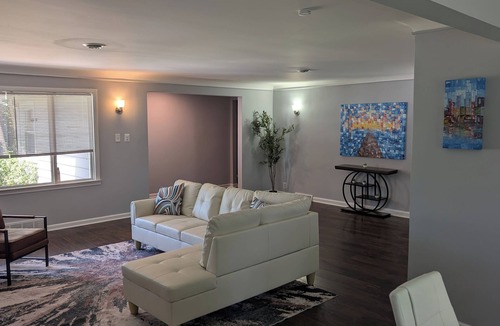 Romulus House | 5 bedroom Detroit Metro Airport Home!