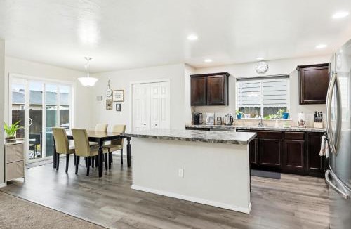 Meridian House | 5 BR Family Fun Sleep 12 Climbing Wall & Games