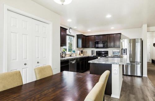 Meridian House | 5 BR Family Fun Sleep 12 Climbing Wall & Games