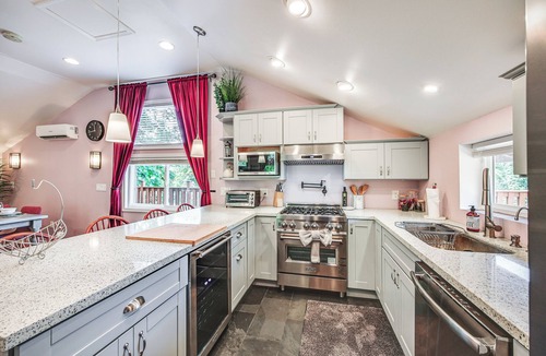 South End Apartment | 5 Mi to Dtwn Tacoma: Modern Studio Retreat
