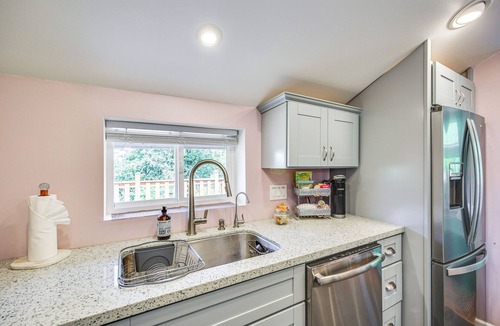 South End Apartment | 5 Mi to Dtwn Tacoma: Modern Studio Retreat