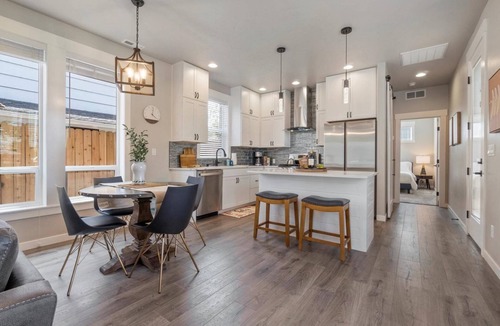 Boise Bench House | 5 min to BSU + 8 min to Downtown | Brand New Build! Happy Decor! Quiet Patio w/Seating & BBQ