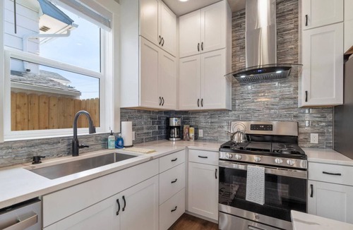 Boise Bench House | 5 min to BSU + 8 min to Downtown | Brand New Build! Happy Decor! Quiet Patio w/Seating & BBQ
