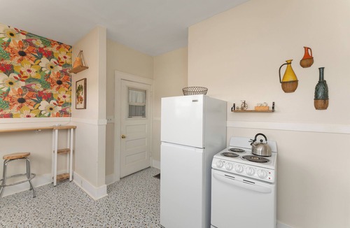 Roseburg Apartment | 5 min walk to downtown! Newly renovated with original hardwoods and clawfoot tub