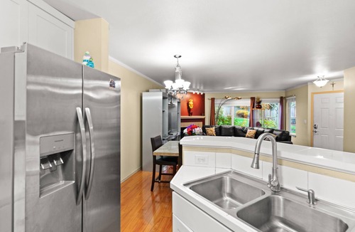 West Lake Stevens Condo | 5 minutes to the restaurants , shopping center and Lake!