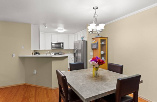 West Lake Stevens Condo | 5 minutes to the restaurants , shopping center and Lake!