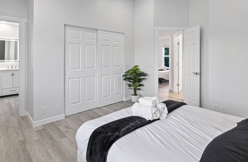 Bothell House | 5BD/3BA Retreat w Hot Tub, Sauna & Patio - 20 min to Seattle