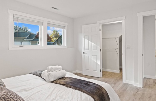 Bothell House | 5BD/3BA Retreat w Hot Tub, Sauna & Patio - 20 min to Seattle