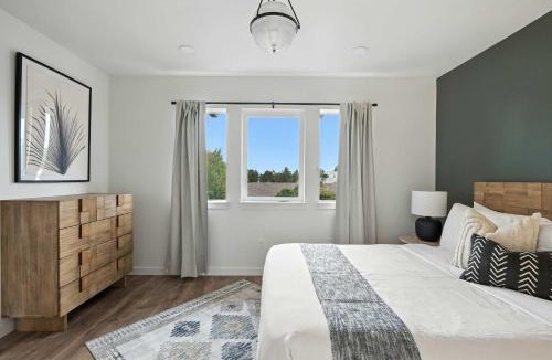 Kerns House | 5BR at The Adelynn - Luxury Build - Walk to All