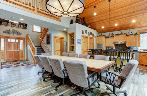 Overlook Park House | 5BR+Bunk,5.5BA,4 King,Near SHARC Pool,Hot tub,WiFi,A/C,Bikes,EV Chrg