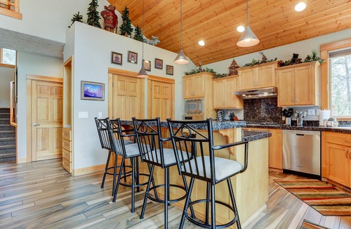 Overlook Park House | 5BR+Bunk,5.5BA,4 King,Near SHARC Pool,Hot tub,WiFi,A/C,Bikes,EV Chrg