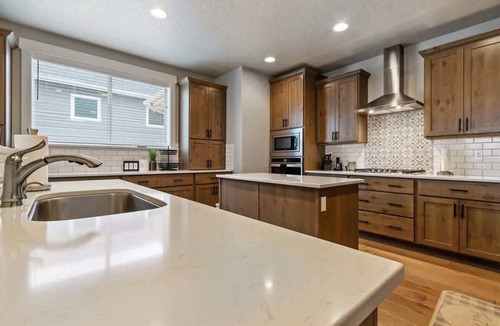 Meridian House | 5BR Meridian Home – Hot Tub & Family Play Space