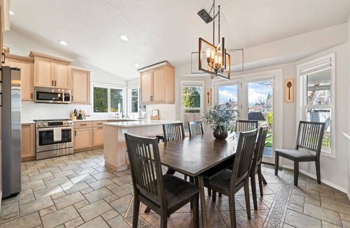 Meridian House | 5BR, Sleeps 12, Fire Pit, BBQ, Shaded Patio, Group Friendly Layout