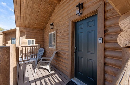 St. Charles Cabin | #6 Dinosaur Cabin w/AC, Fire Pit & BBQ!