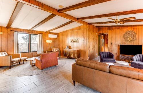 Castleford House | 6 Mi to Balanced Rock Park: Home in Castleford