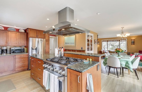 Loyal Heights Cottage | 6 Mi to Dtwn Seattle: Walkable Home w/Hot Tub