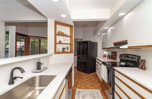Ames House | 615 Ash Avenue - Modern Retreat w Hot Tub