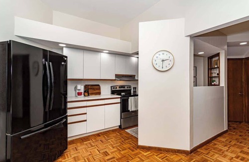 Ames House | 615 Ash Avenue - Modern Retreat w Hot Tub
