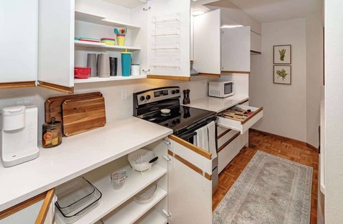 Ames House | 615 Ash Avenue - Modern Retreat w Hot Tub