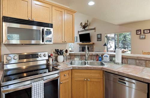 Three Rivers House | 663 Wagon Trail - Private Hot Tub, Community Pool & Tennis, A/C