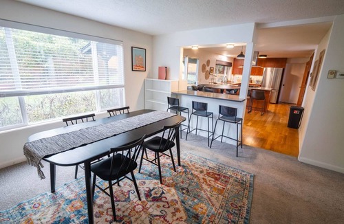 Friendly House | 6BR-Spacious-Bright-Modern