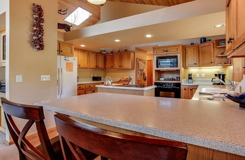 Sunriver House | 7 Hoodoo-Sunriver, Oregon: Hot Tub, BBQ, WiFi, SHARC Aquatics, Tubing Hill, Mt. Bachelor, Golf, Deschutes River, Tennis, Bike Paths