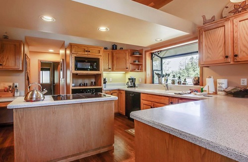Sunriver House | 7 Hoodoo-Sunriver, Oregon: Hot Tub, BBQ, WiFi, SHARC Aquatics, Tubing Hill, Mt. Bachelor, Golf, Deschutes River, Tennis, Bike Paths